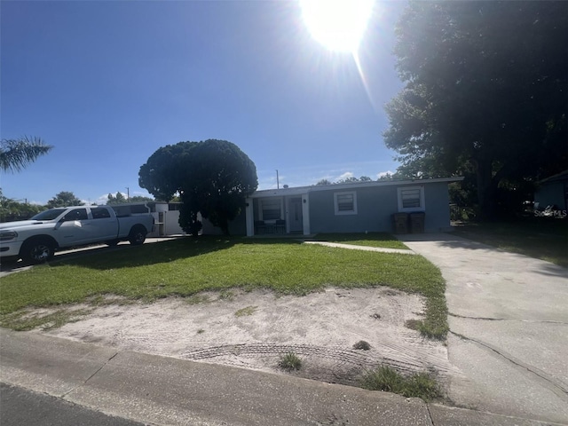 view of front of property featuring a front yard