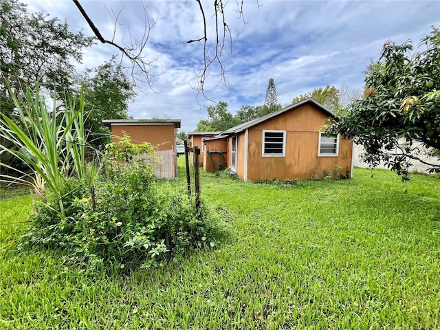 view of yard with an outdoor structure