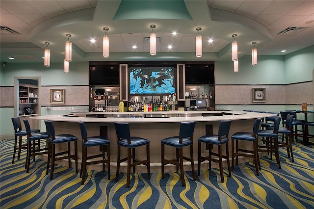 1585 Mulligan Blvd, Davenport, FL 33896 - indoor wet bar featuring a wainscoted wall, decorative light fixtures, decorative backsplash, and carpet flooring