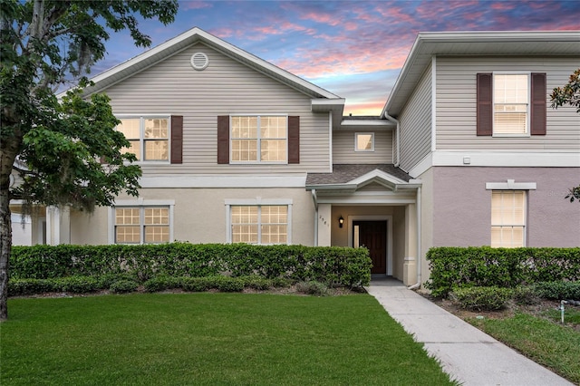 view of front of property featuring a yard