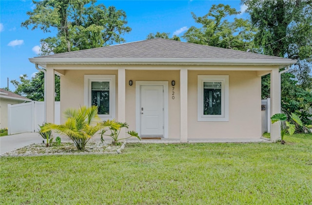 view of front of home featuring a front lawn