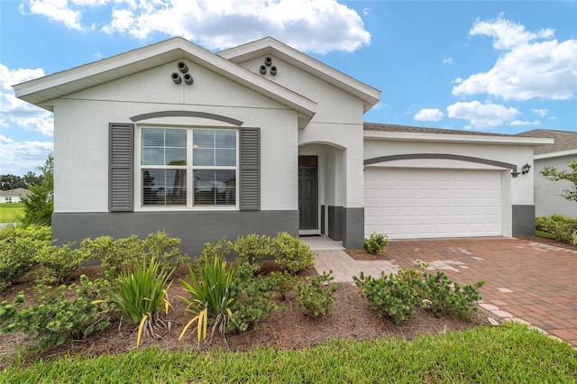 view of front facade featuring a garage