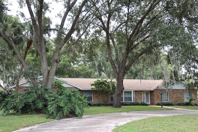 single story home with a front lawn