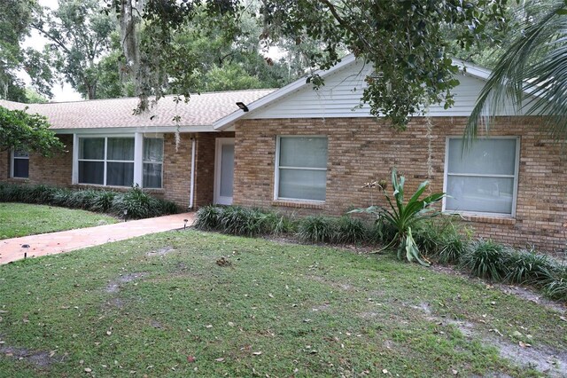 single story home with a front yard