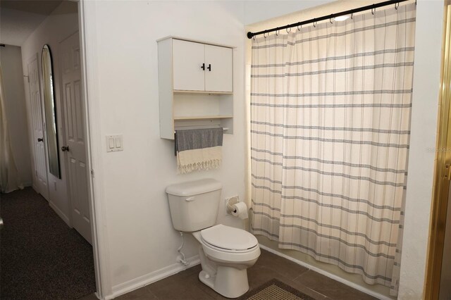 bathroom featuring shower / bath combo with shower curtain and toilet