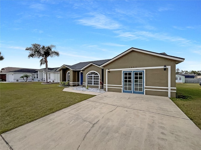 ranch-style home featuring a front lawn