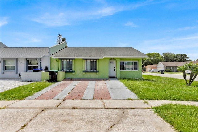 view of front of home with a front lawn