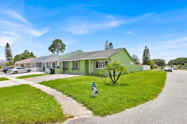 single story home featuring a front lawn