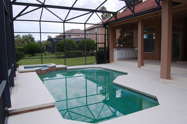 view of pool featuring area for grilling, an in ground hot tub, a yard, glass enclosure, and a patio area