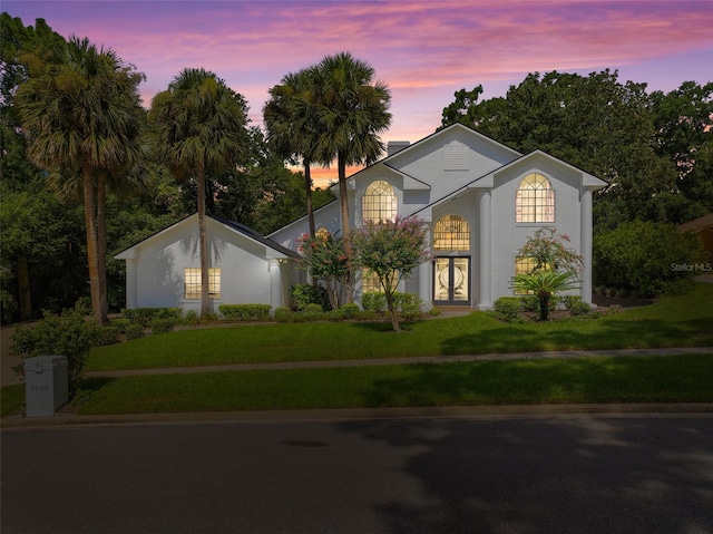 view of front of property featuring a lawn