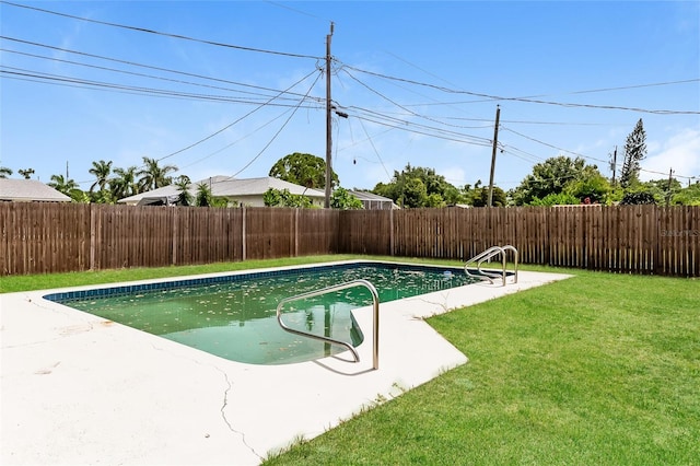 view of swimming pool featuring a yard