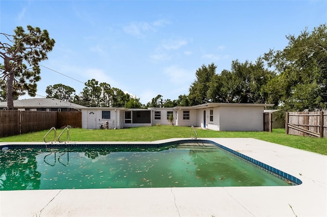 view of swimming pool with a yard