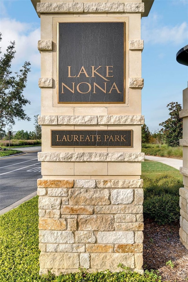 view of community / neighborhood sign