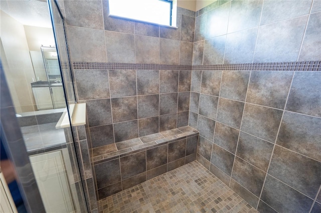 bathroom featuring tiled shower