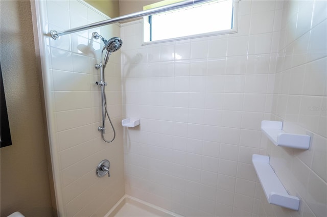 bathroom featuring tiled shower