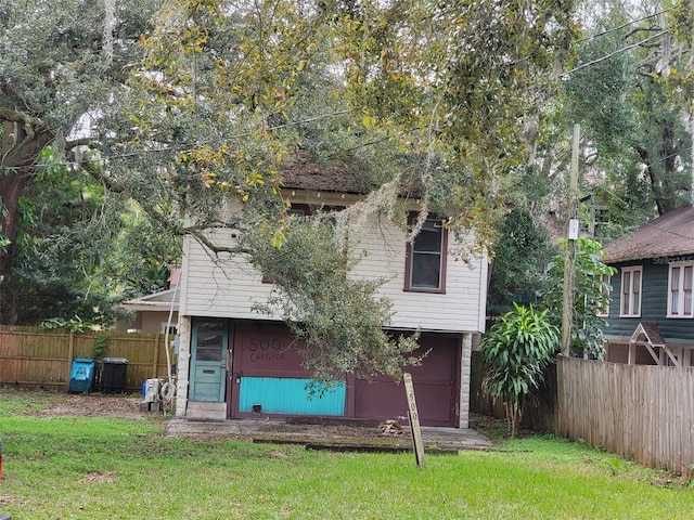 view of front of home with a front lawn