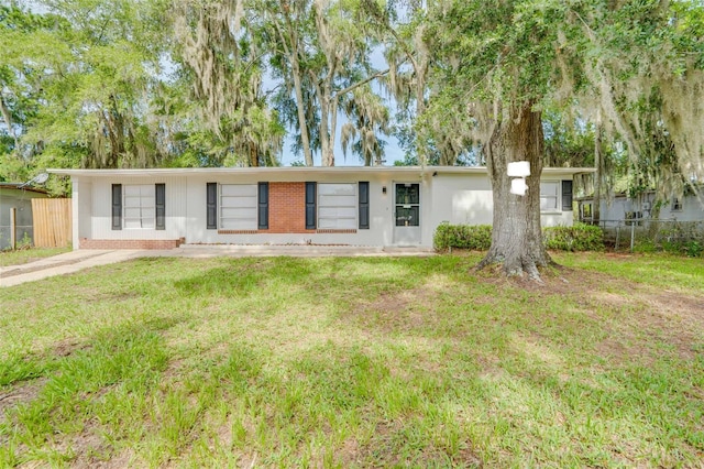 ranch-style home featuring a front lawn