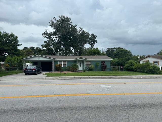 single story home with a front yard