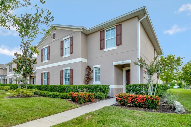 view of front of property featuring a front lawn