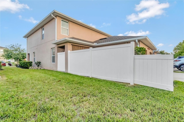 view of side of property featuring a lawn