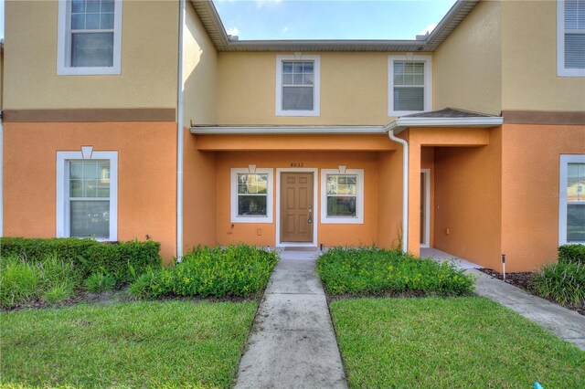 view of front of home featuring a front yard