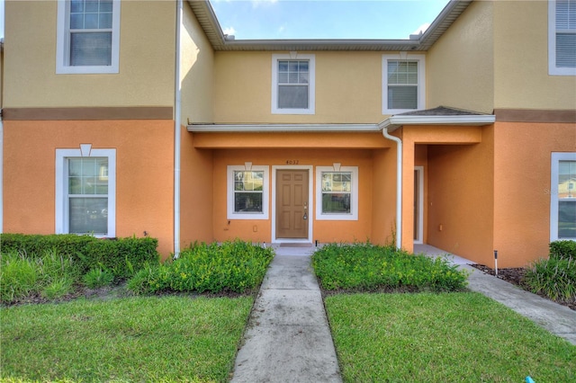 multi unit property featuring a front yard