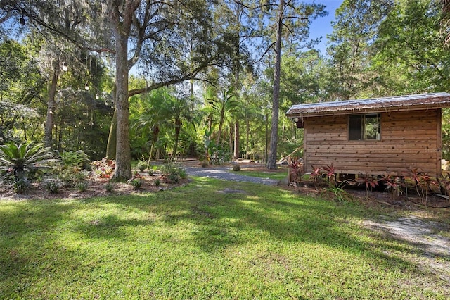 view of yard featuring an outbuilding