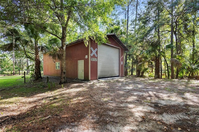 garage featuring dirt driveway