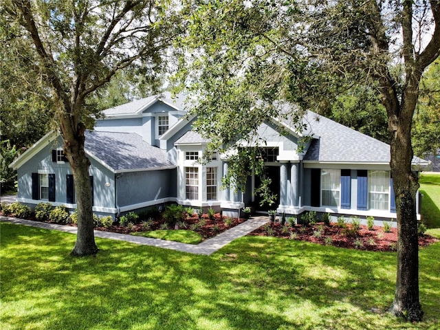 view of front facade featuring a front yard