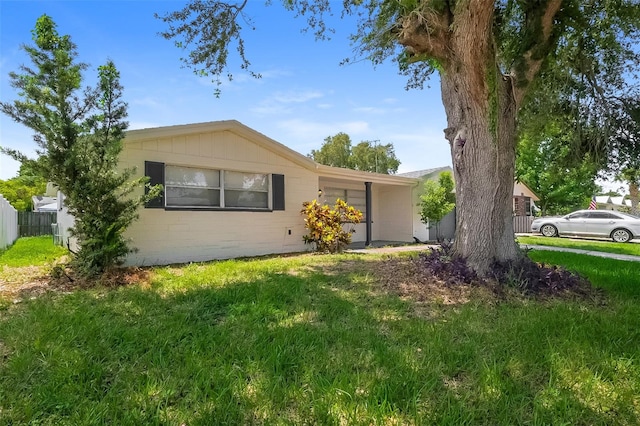 single story home with a front lawn