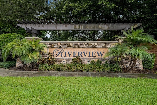 community sign featuring a yard