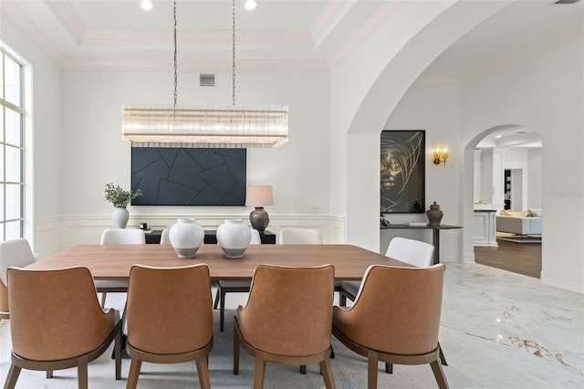 dining space with a notable chandelier