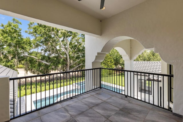 balcony featuring ceiling fan