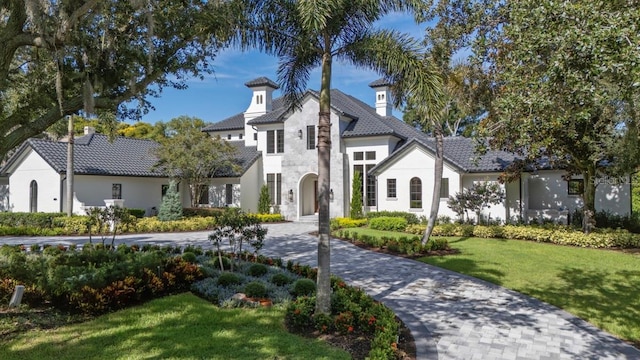 view of front of house featuring a front lawn