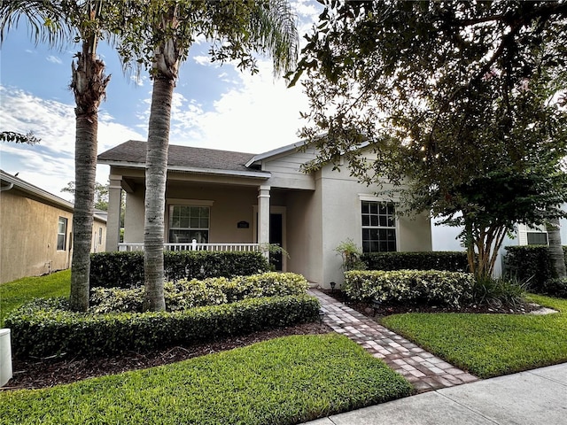 view of front facade featuring covered porch and a front yard