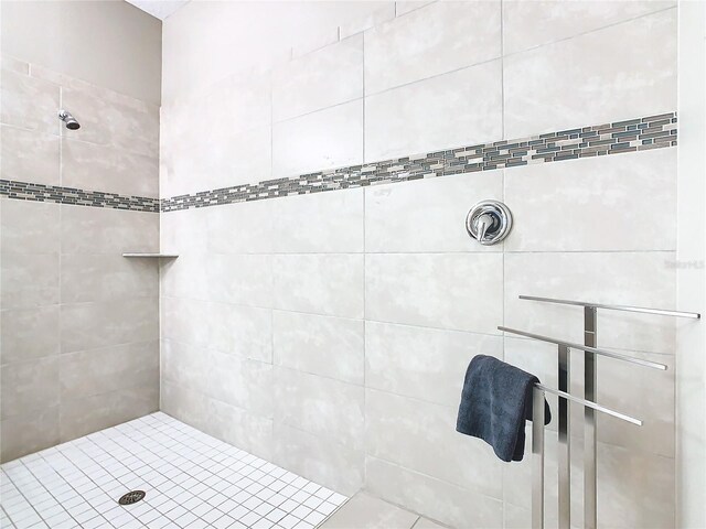 bathroom featuring a tile shower