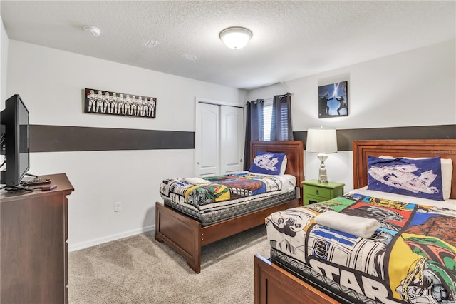 bedroom featuring light carpet, a closet, and a textured ceiling