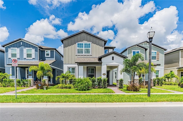 view of front of property featuring a front yard