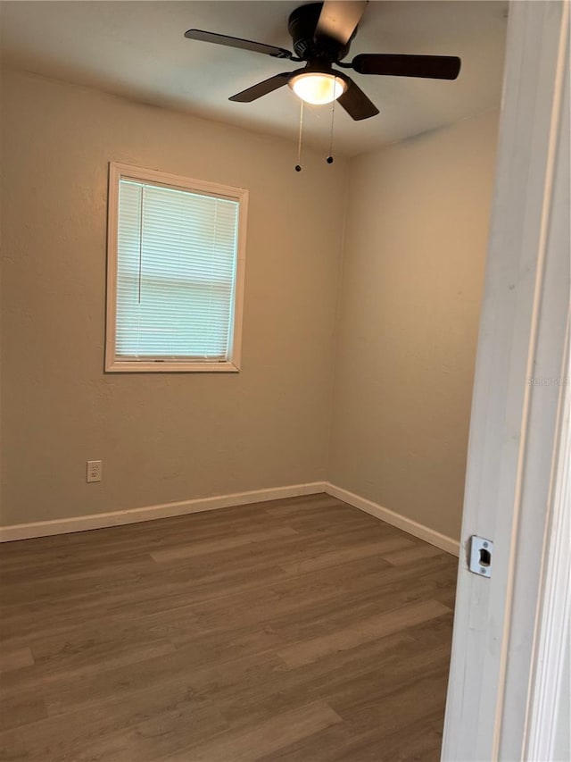 unfurnished room with dark wood-type flooring and ceiling fan