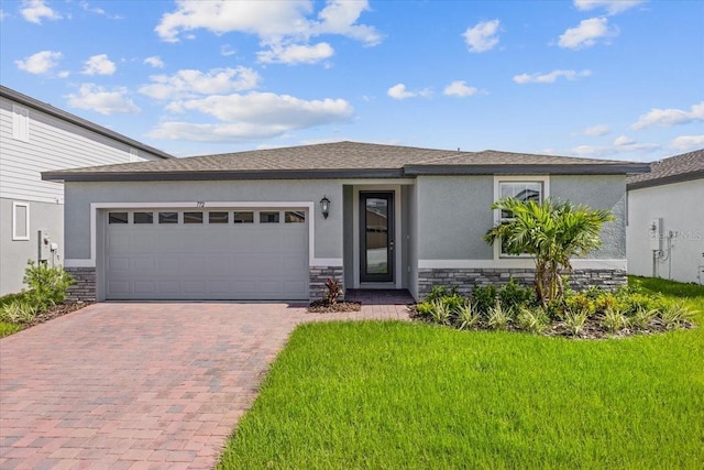 view of front of home featuring a garage and a front yard