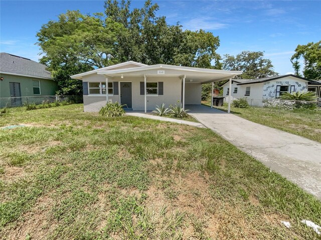 view of front of home featuring a front lawn and a carport