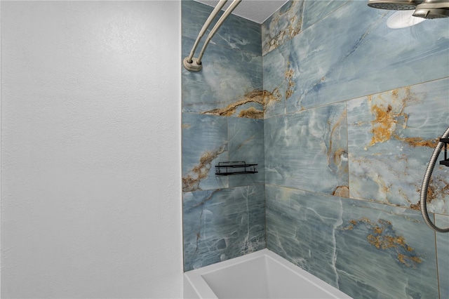 bathroom with tiled shower / bath and ceiling fan