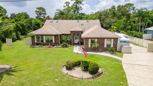 view of front of property featuring a front yard