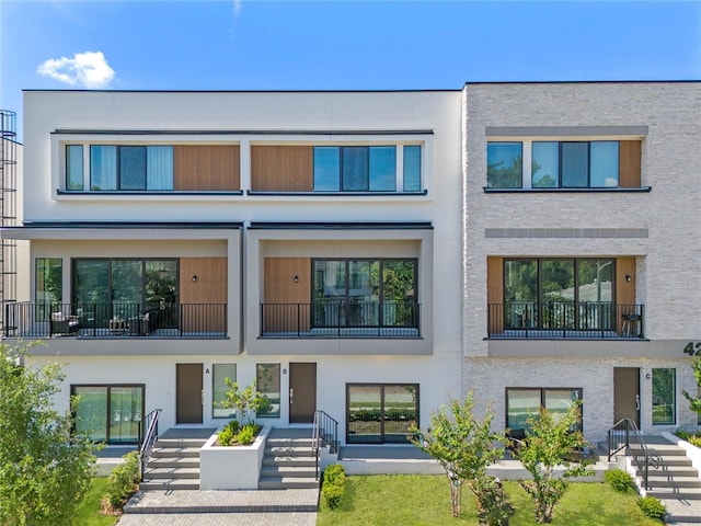 view of front of house with a balcony