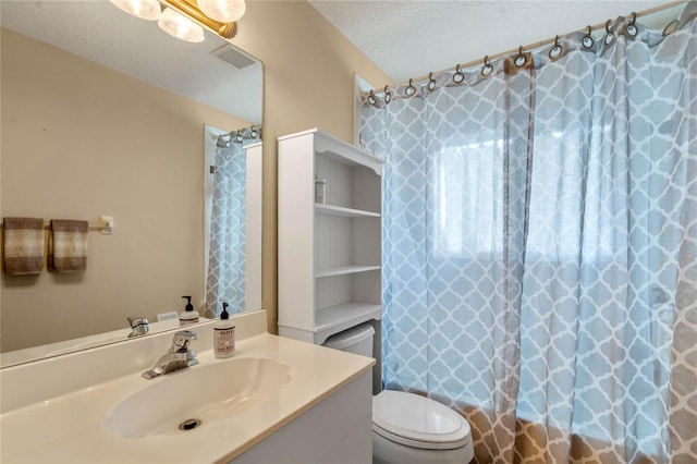 404 Hightower Dr, Debary, FL 32713 - full bath featuring vanity, toilet, a textured ceiling, and shower / bath combo