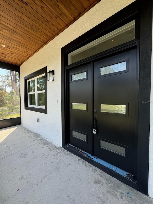 view of exterior entry with stucco siding