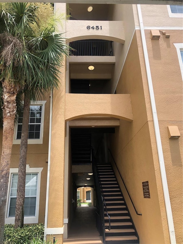 property entrance featuring a balcony