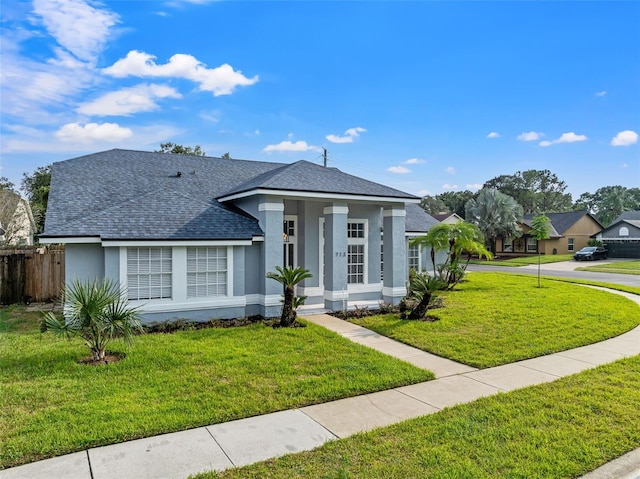 view of front of property featuring a front lawn