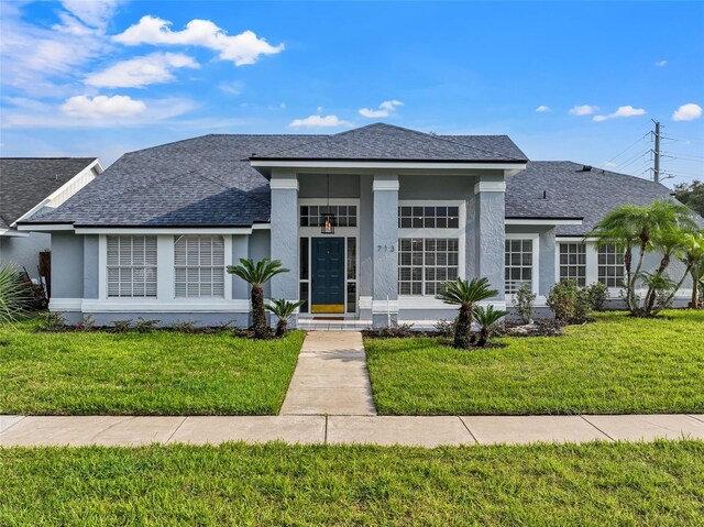 view of front of home featuring a front yard