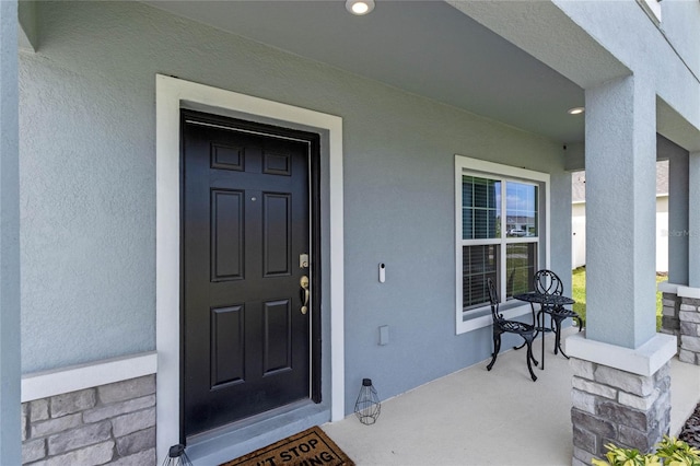 property entrance featuring a porch